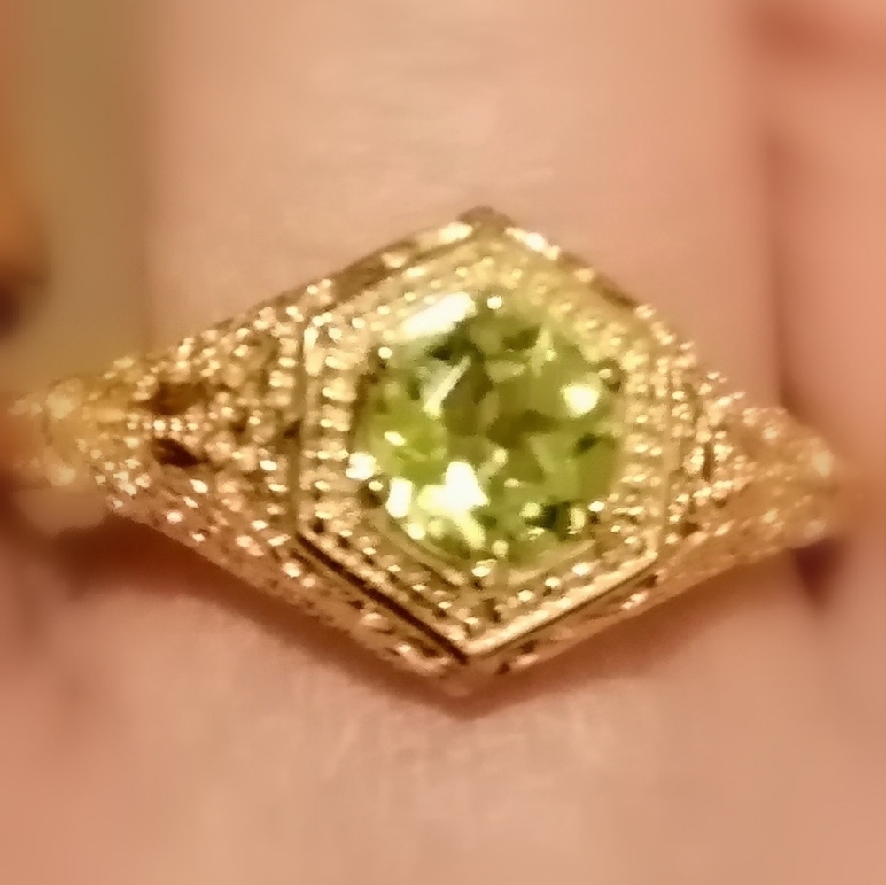 Peridot ring - Picture 2 of 9